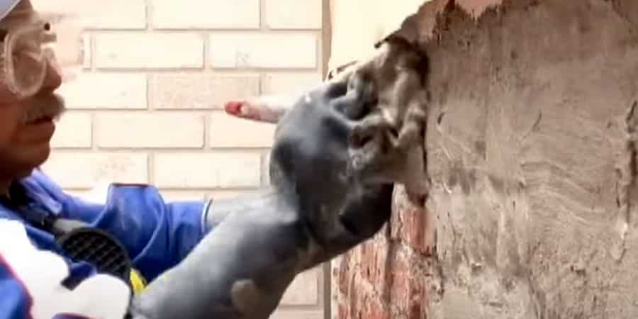 Reparacion de Muros con Salitre y Moho Ciudad de Mexico primera capa de CR65 con brocha dejando una capa de al menos 2 mm de espesor como mínimo y deje secar por al menos 3 horas